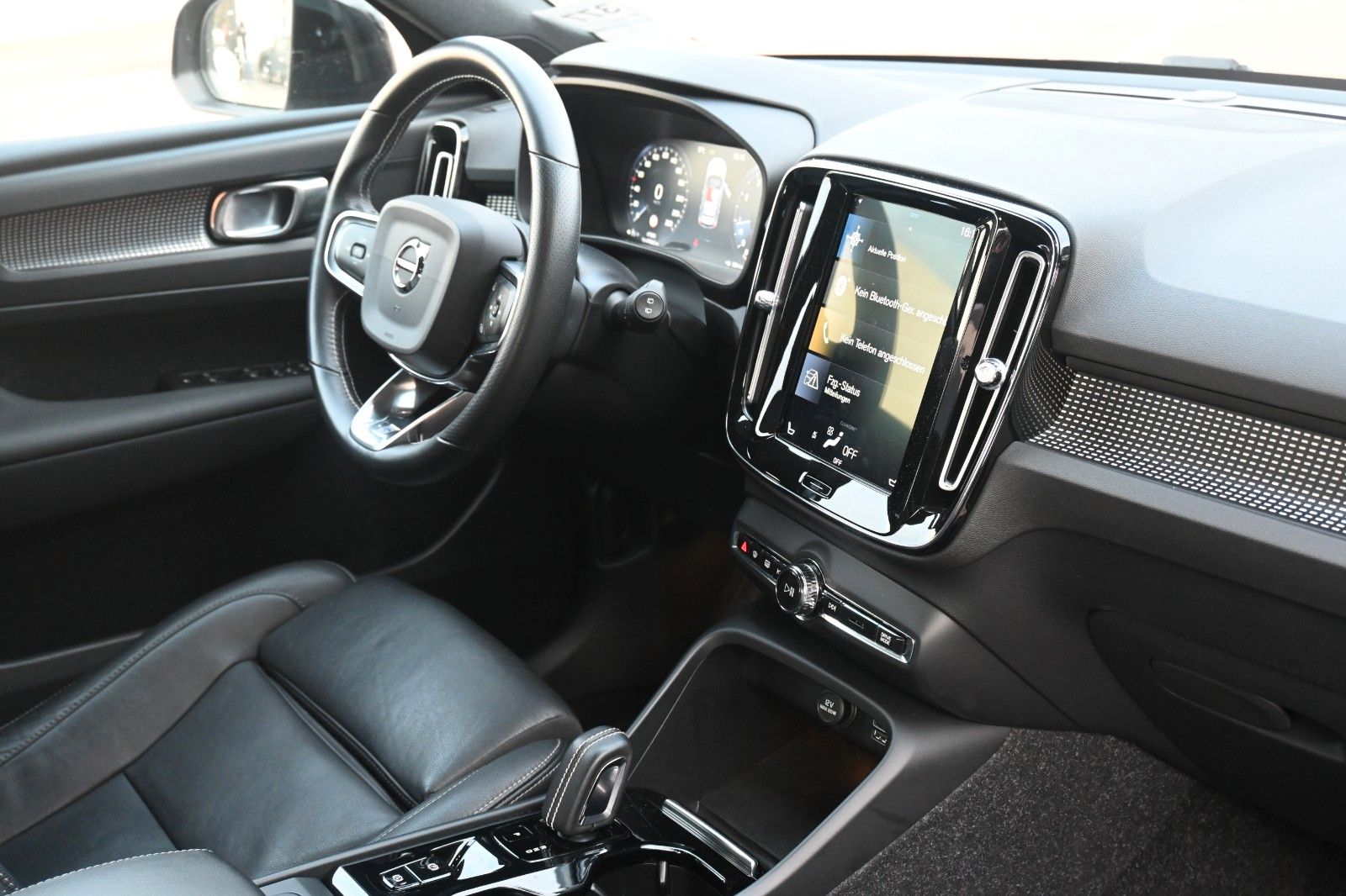 Fahrzeugabbildung Volvo XC40 T4 AWD Autom. R-Design*Sitzhzg*