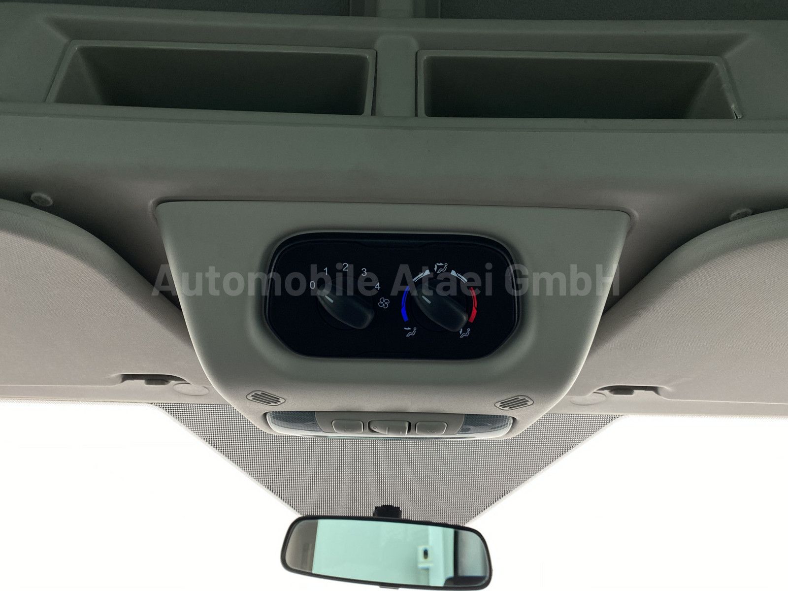 Fahrzeugabbildung Ford Transit 350 *Rollstuhl-Lift* +9-SITZE (4759)