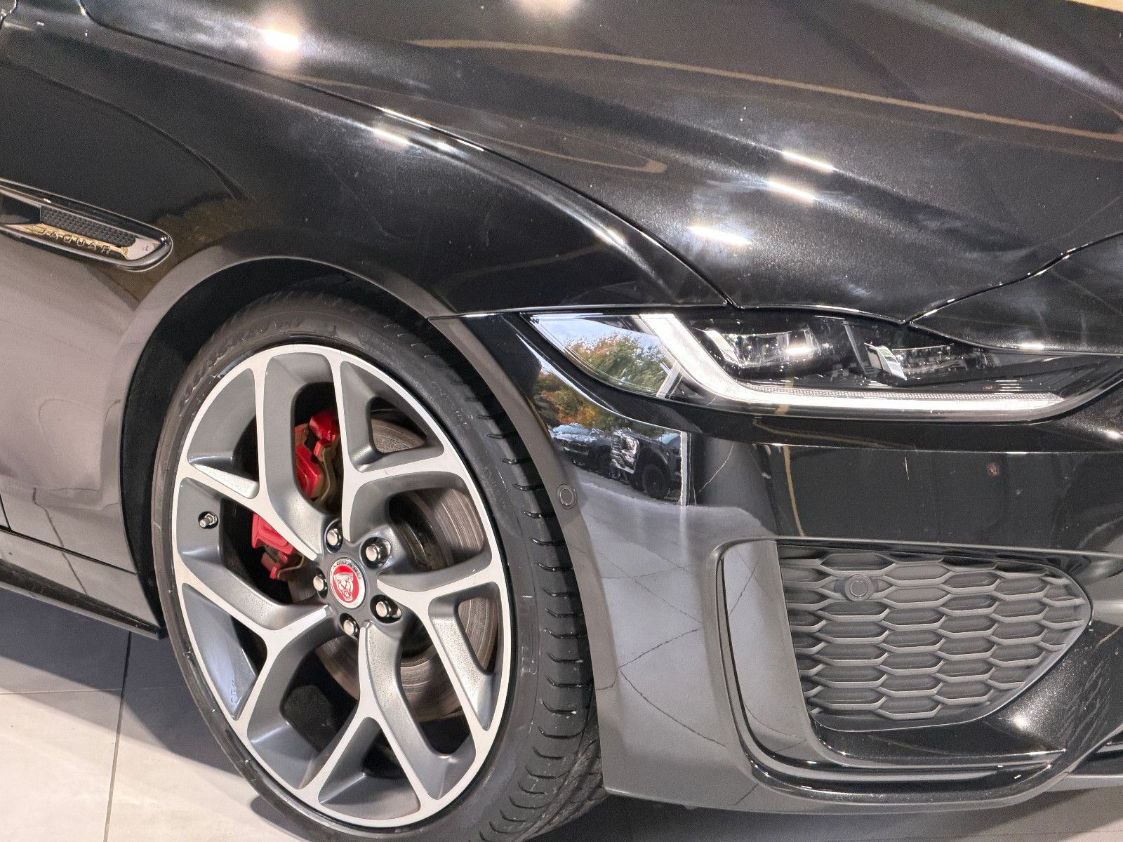 Fahrzeugabbildung Jaguar XE R-Dynamic Black/360°/NAVI/APPLE/SOUND/SHZ