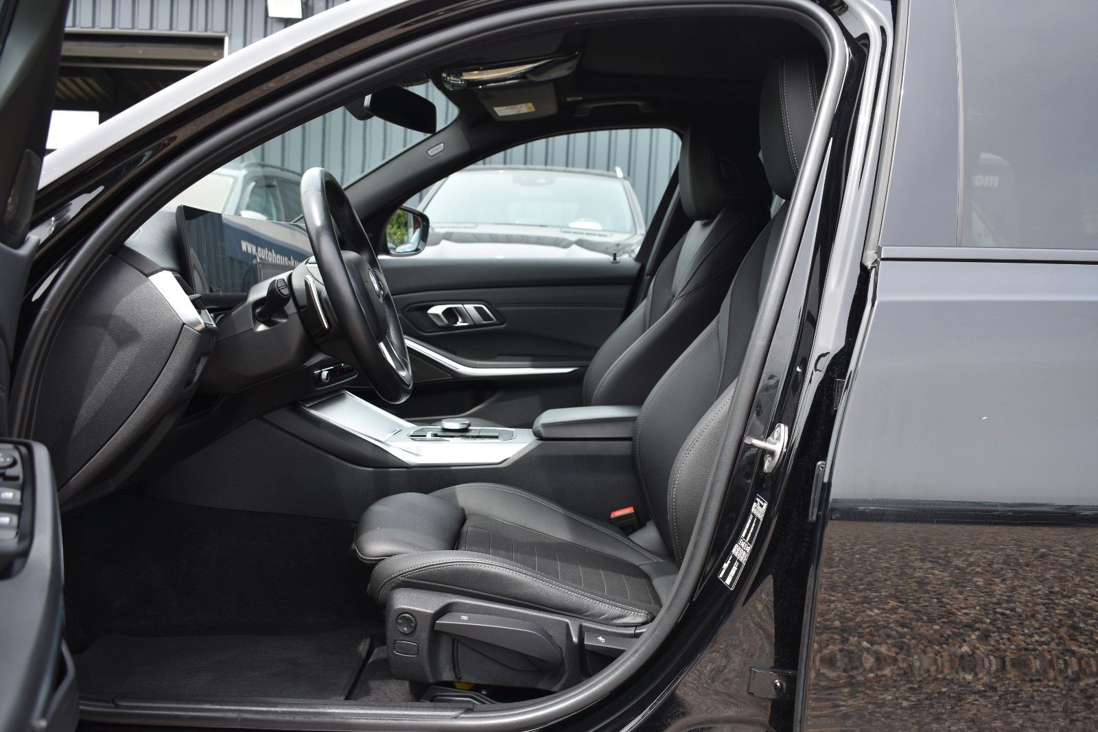 Fahrzeugabbildung BMW 330d Touring Facelift Panorama 1 Hand H&K