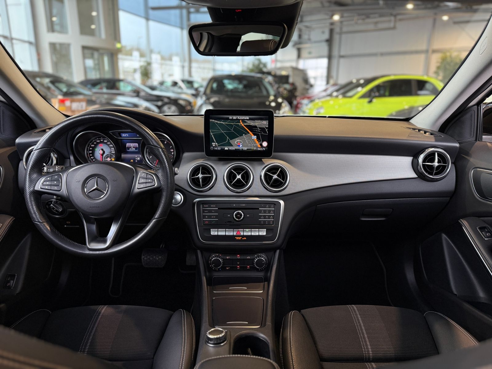 Fahrzeugabbildung Mercedes-Benz GLA 200 Night PANO LED NAVI