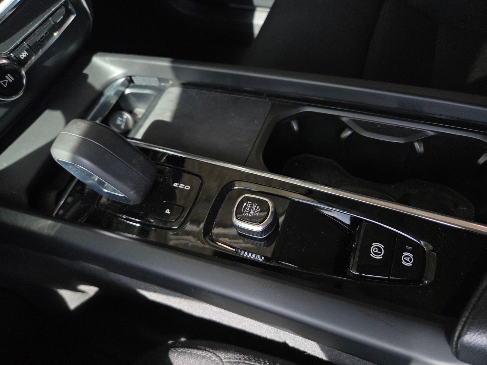 Fahrzeugabbildung Volvo XC60 Momentum 2WD RFK LED ALU