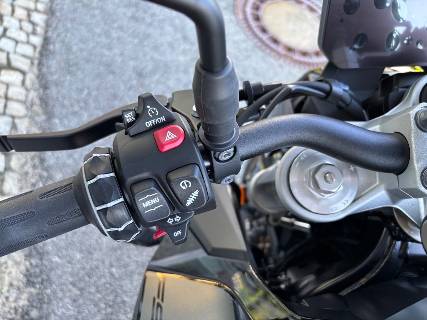 Fahrzeugabbildung BMW F 900 R Triple Black 2 Pakete