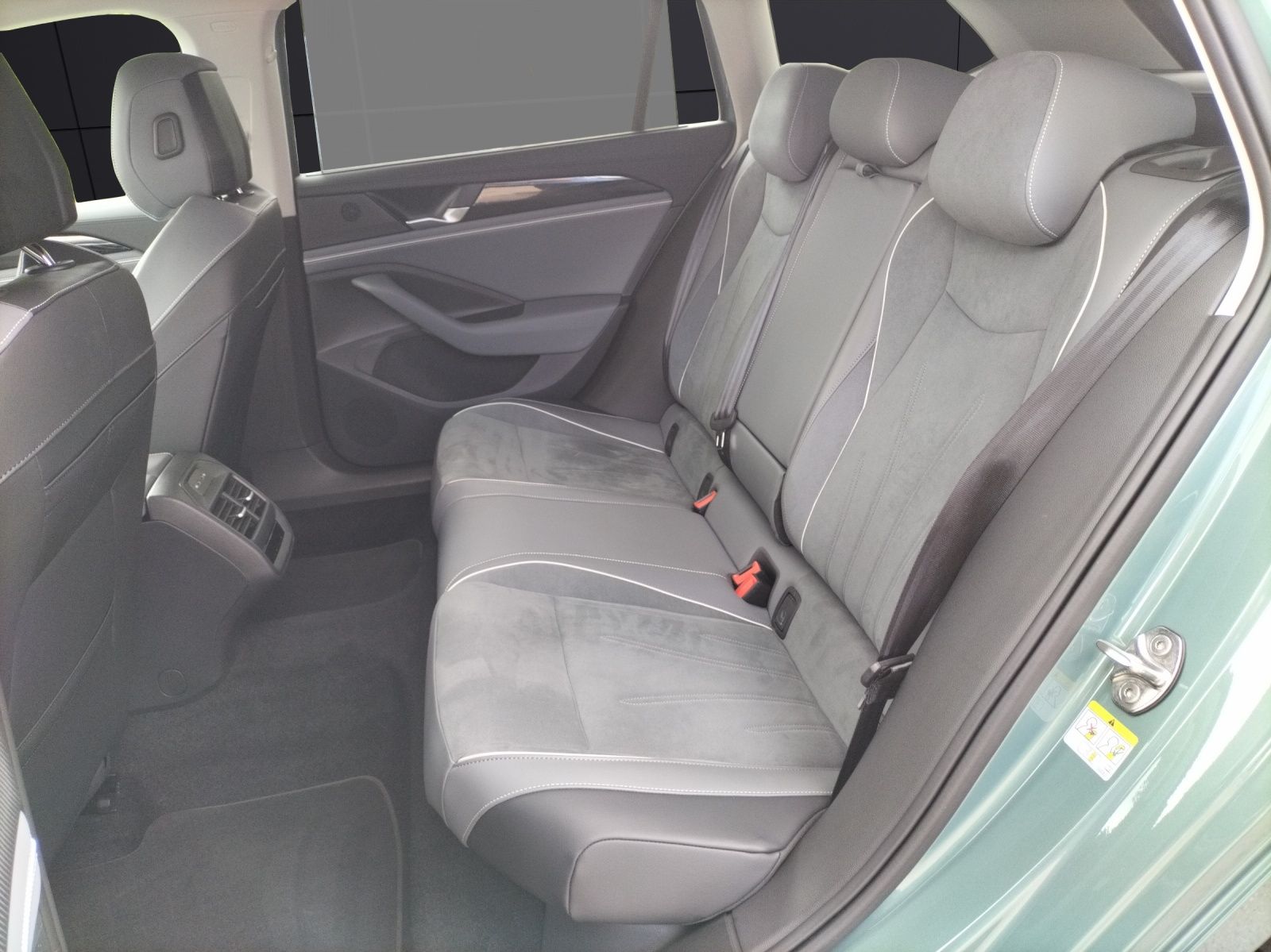 Fahrzeugabbildung Volkswagen Passat Business eTSI DSG LED ACC AHK SHZ Massage