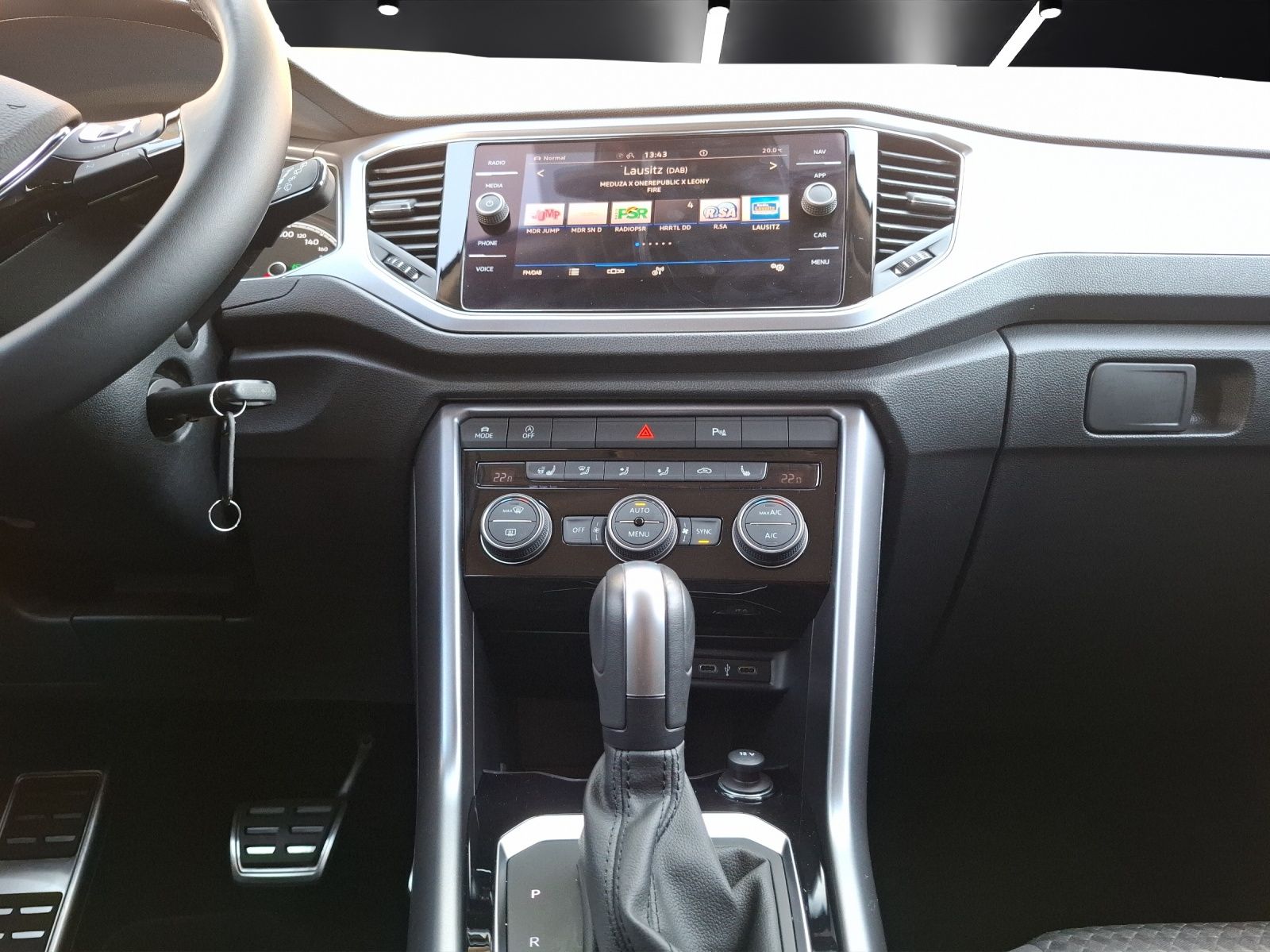 Fahrzeugabbildung Volkswagen T-Roc TSI Active DSG Kamera ACC Navi SH LM