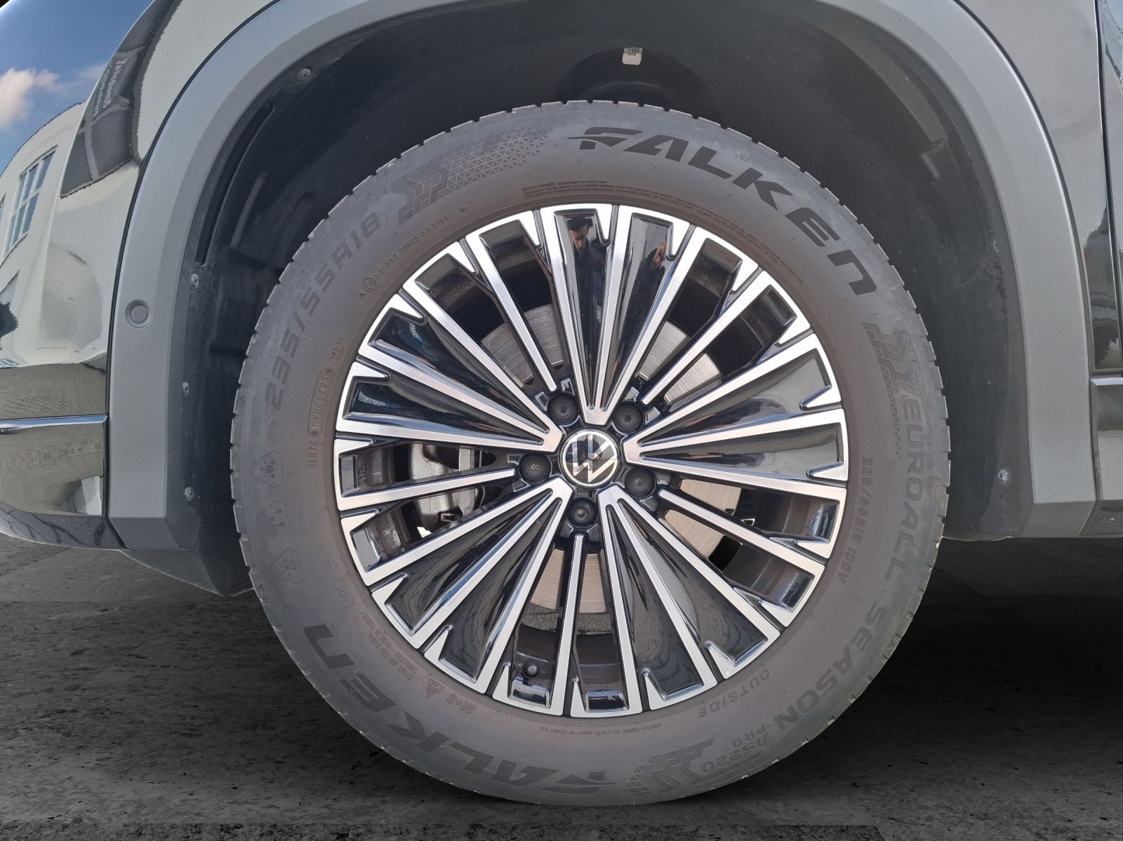 Fahrzeugabbildung Volkswagen Tayron eTSI Life DSG 7-Si Matrix AHK Navi AID AC