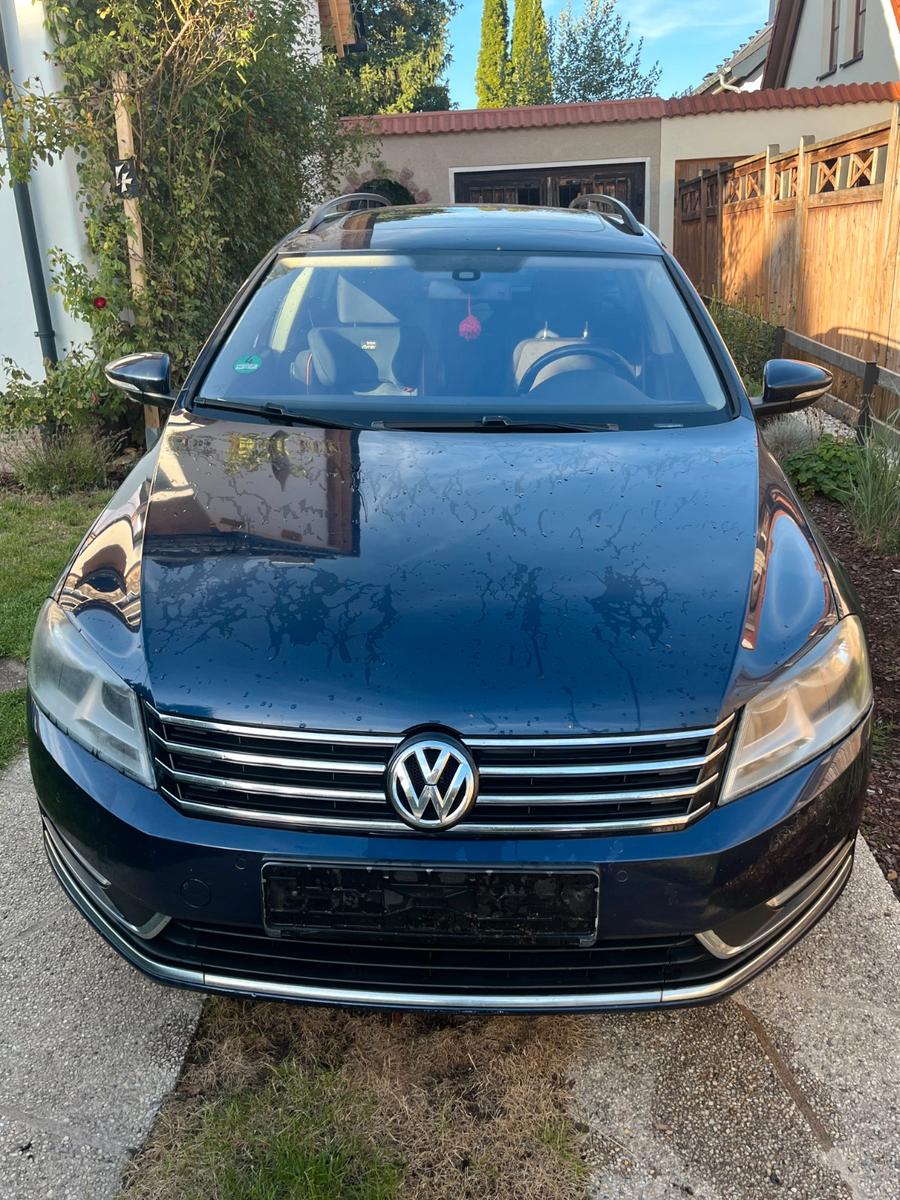 Volkswagen Passat 2012 — rear view