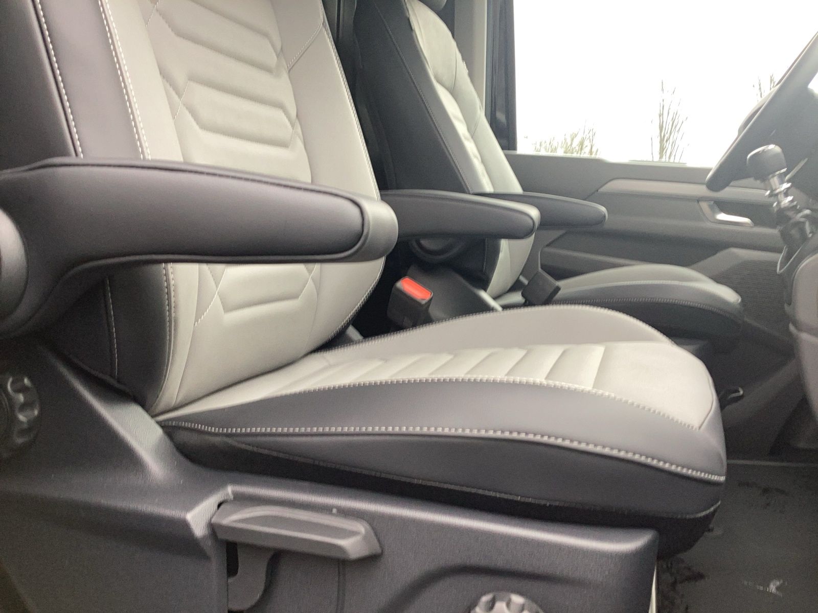 Fahrzeugabbildung Volkswagen T7 Transporter Kasten TDI 81 kW KR PDK LANE ASSI