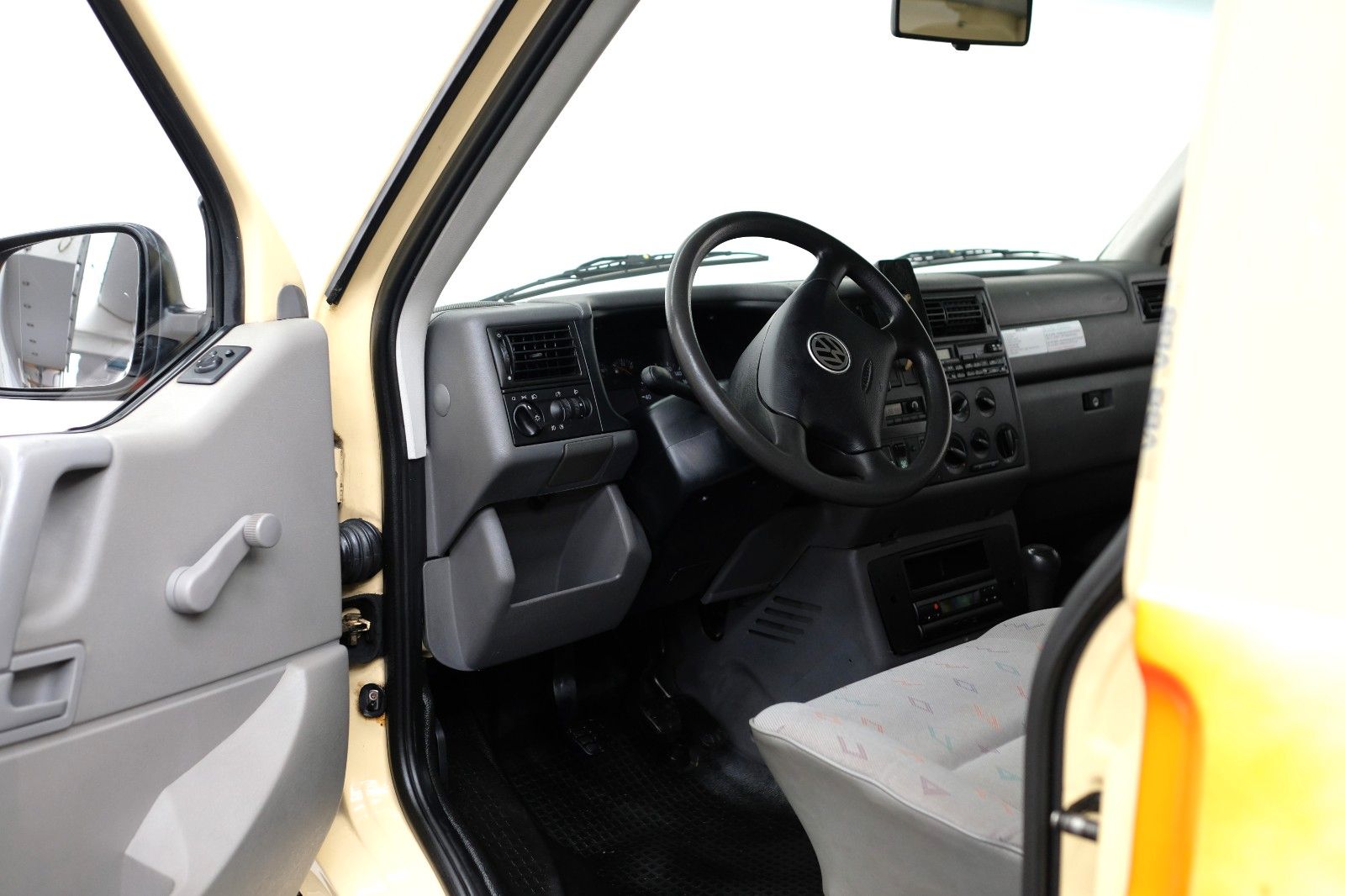 Fahrzeugabbildung Volkswagen T4 LANG EX-KRANKENWAGEN 2,5L STANDHEIZUNG
