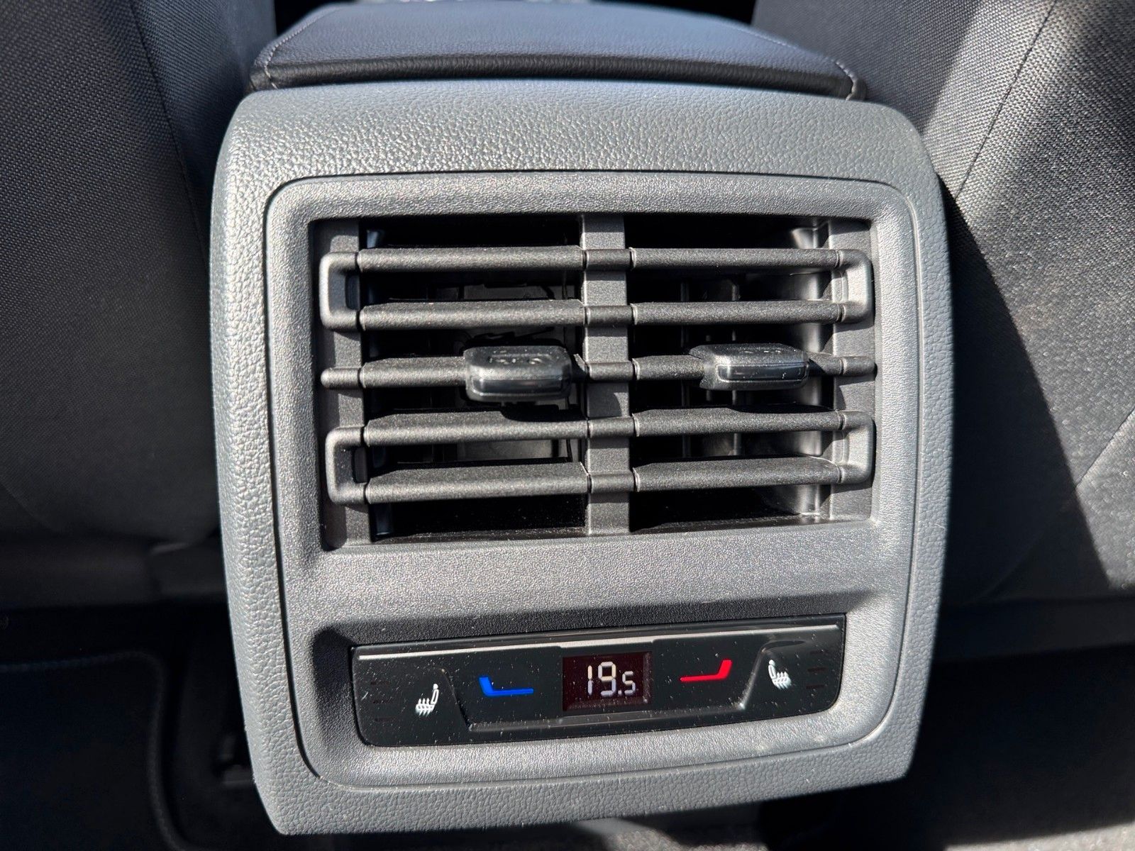 Fahrzeugabbildung Volkswagen Golf VIII Variant Life 1.0 eTSI