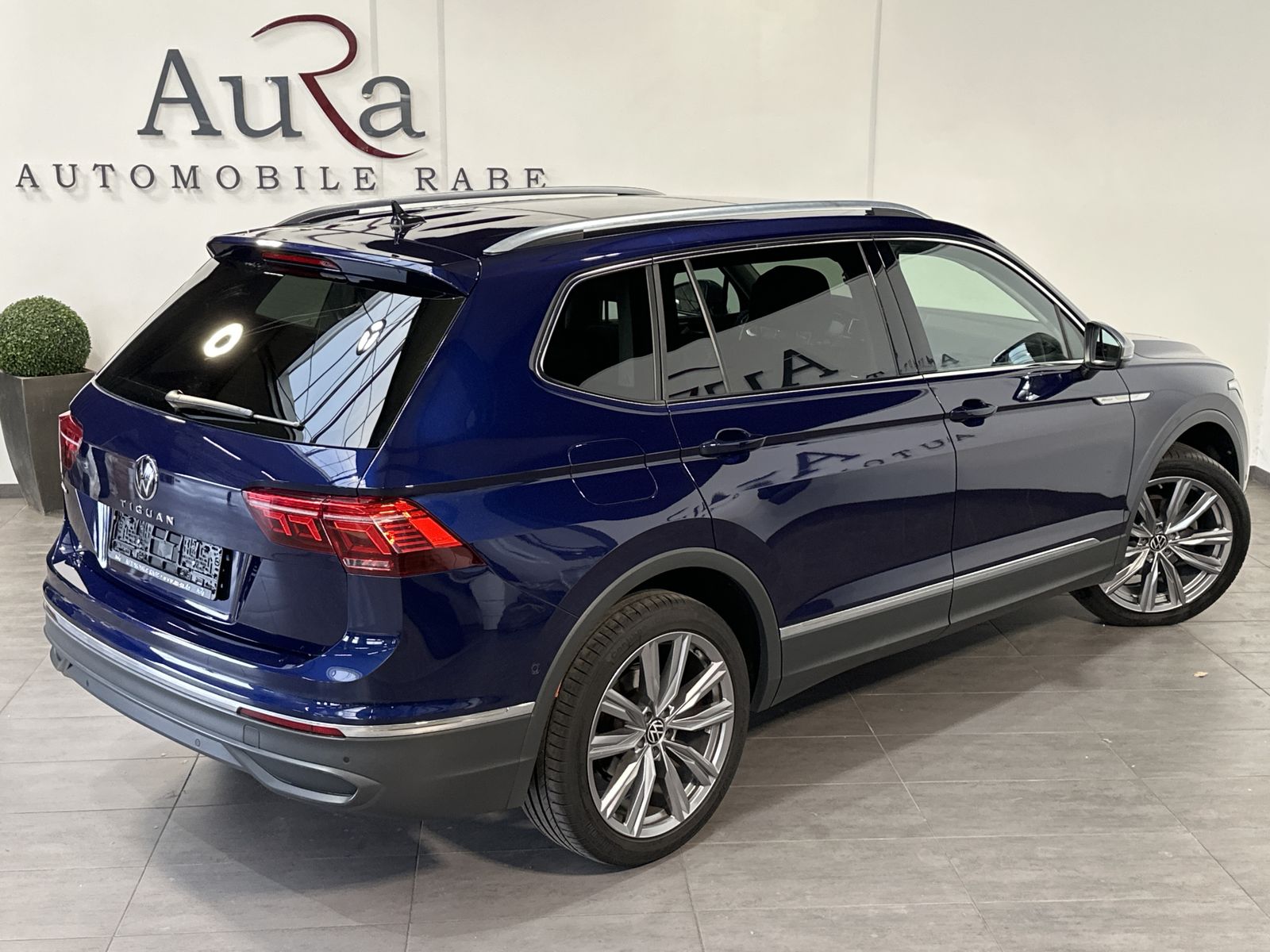 Fahrzeugabbildung Volkswagen Tiguan Allspace Life NAV+IQ-LIGHT+PANO+20ZO+AHK