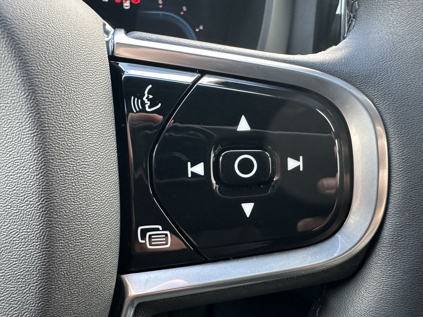 Fahrzeugabbildung Volvo XC60 B4 D Plus Dark NAV+LED+ACC+TOTW+AHK+H&K+1HD