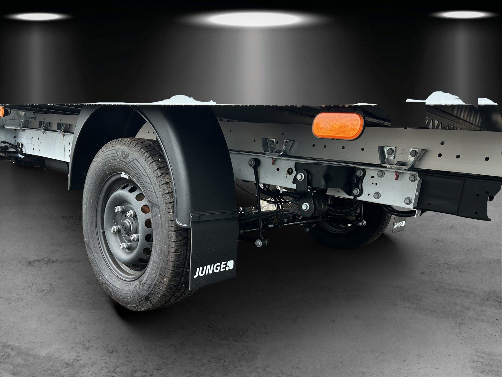 Fahrzeugabbildung Ford Transit L4 Einzelkabine Koffer GJR Ladebordwand