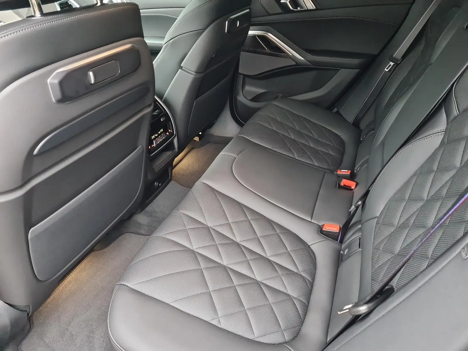 BMW X6 M60i DrivAssPro+Innovation+Wärme+Pano+Komfort