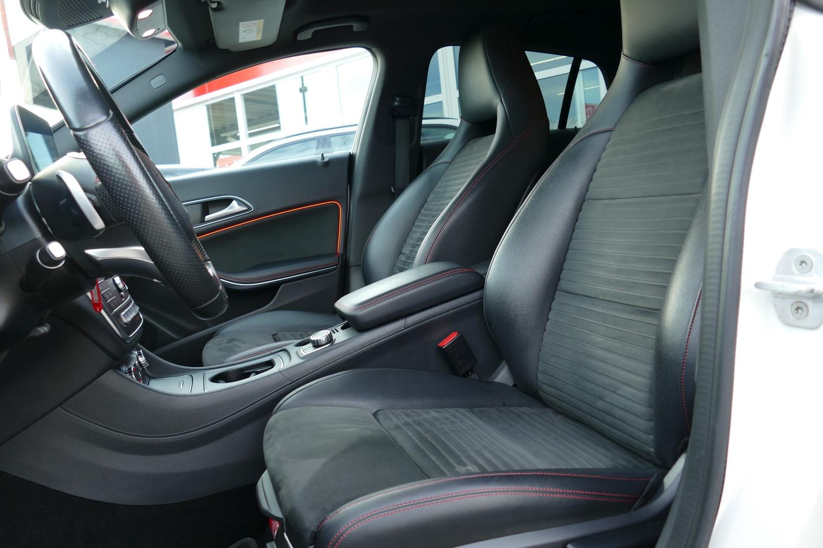 Mercedes-Benz CLA 200 AMG Line LED Navi Panorama Tempomat PDC