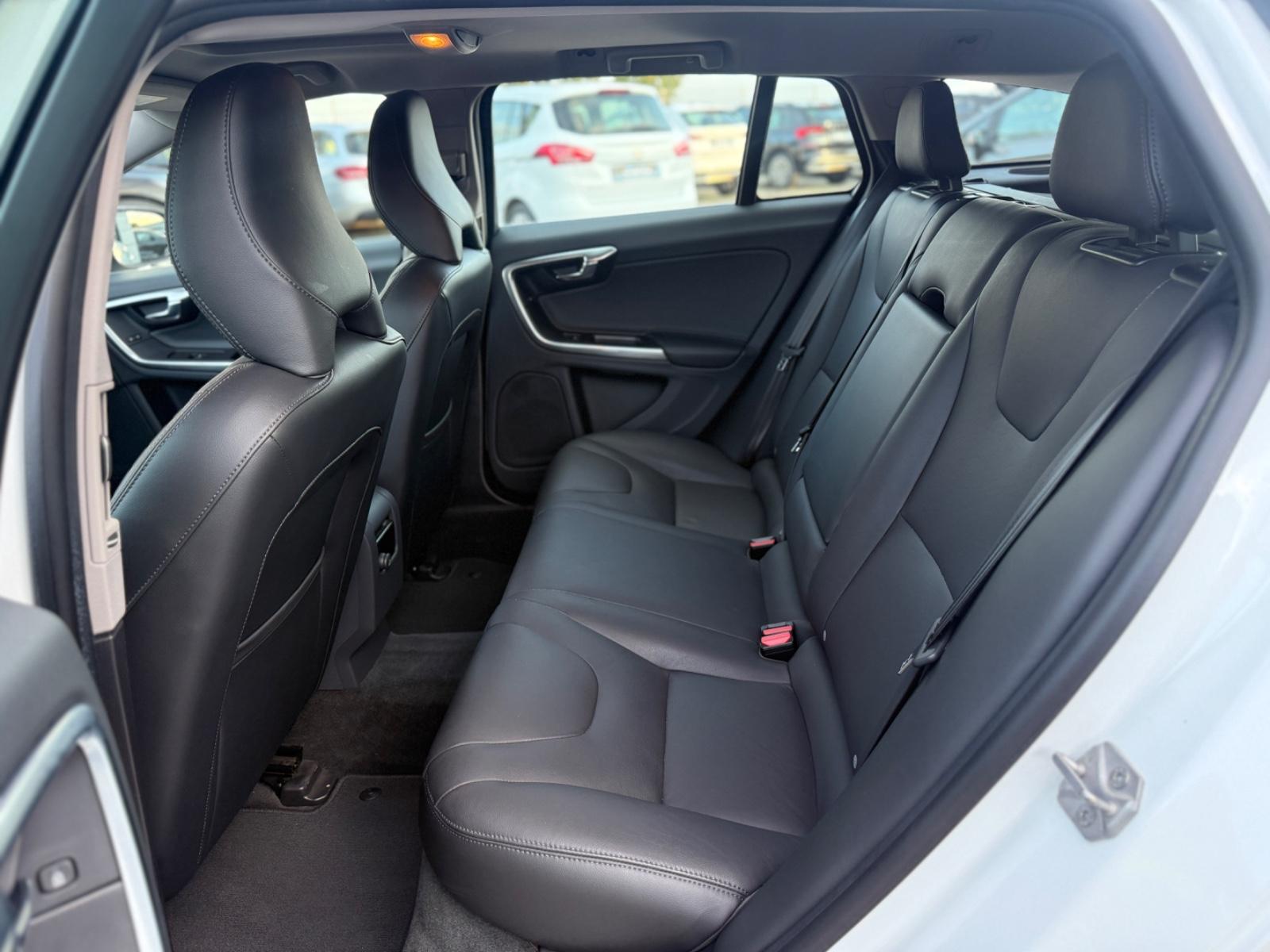 VOLVO V60 D5 2.4 215ch SUMMUM BVA Toit Ouvrant Entretien Complet