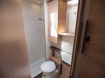 Bild 14 Mooveo TEI-71 FBH Hubbett L-Sitzgr. Navi