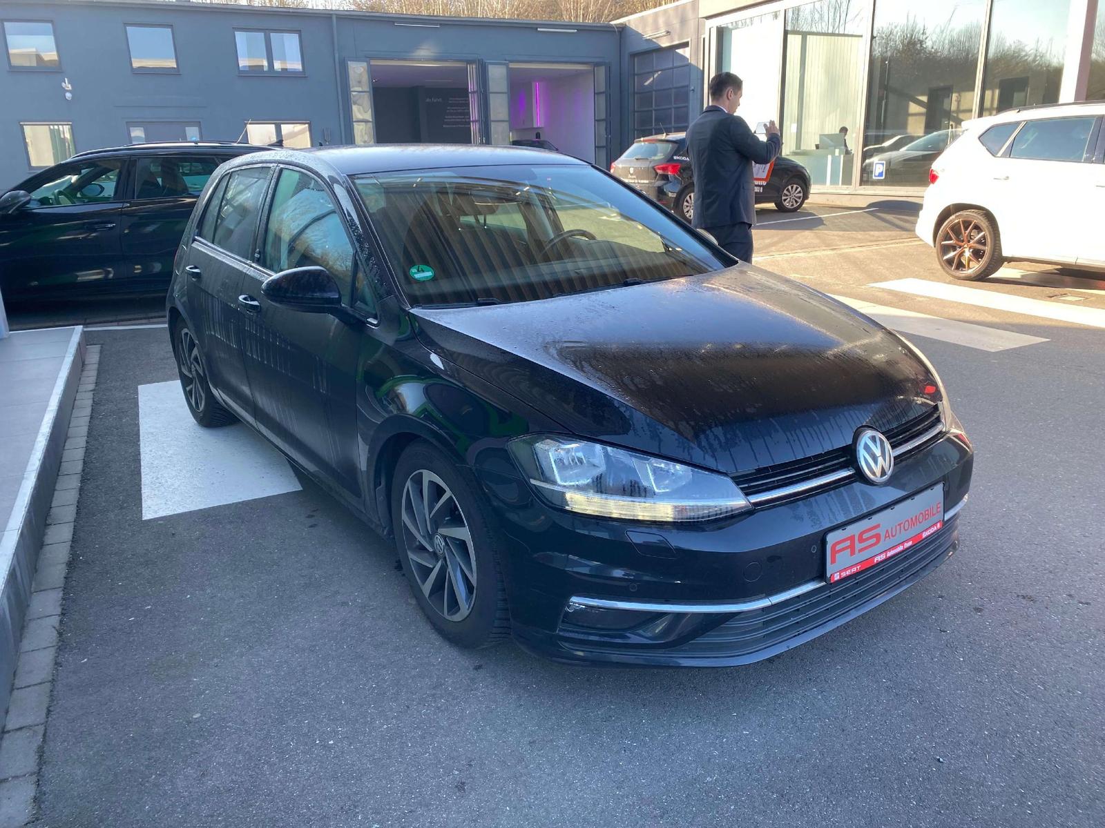 Volkswagen Golf Sound mit Standheizung und ACC