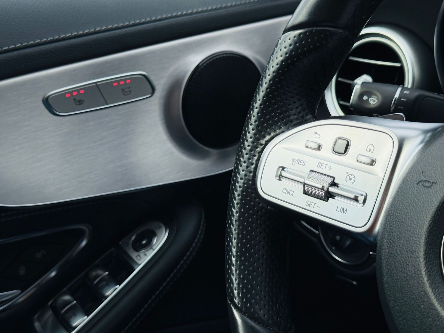 Fahrzeugabbildung Mercedes-Benz C 200 CABRIO AMG, Autom., Multibeam, RFK, Tot, N