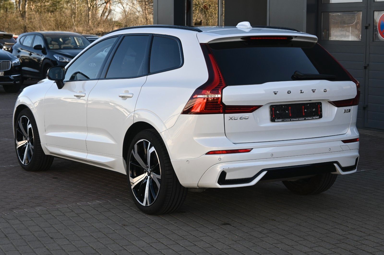 Fahrzeugabbildung Volvo XC60 B5 AWD Ultra Dark*LED*PANO*H&K*LUFT*360*HUD