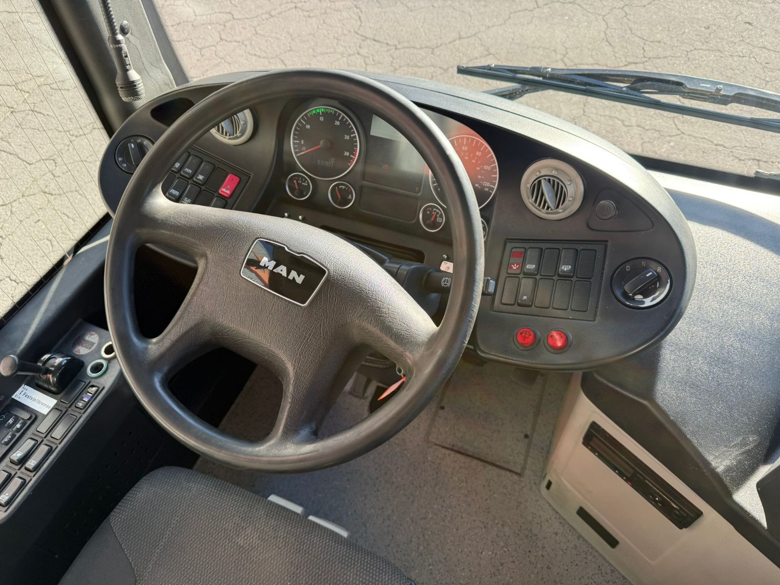 MAN  2014 - Image 16 of 33