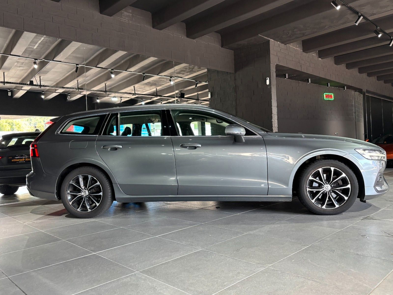 Fahrzeugabbildung Volvo V60 Momentum /KAMERA/LED/SHZ/ACC+/NAVI
