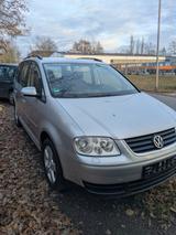 Volkswagen Touran 1.6 Basis Basis - Volkswagen Touran Basis mit Benzin-Antrieb