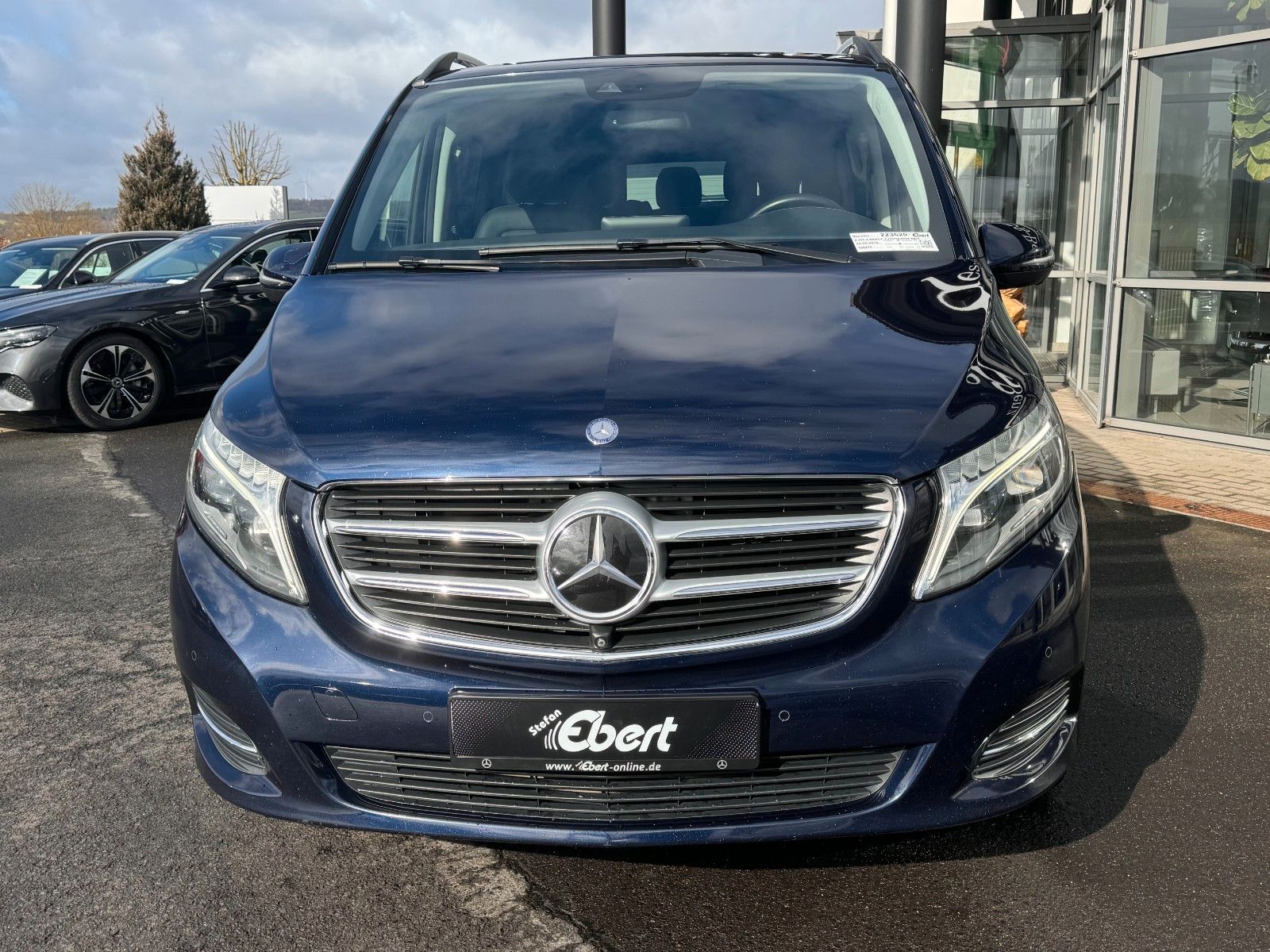 Fahrzeugabbildung Mercedes-Benz V 250 d 4MATIC AVA ED Tisch AHK2,5to DISTRONIC