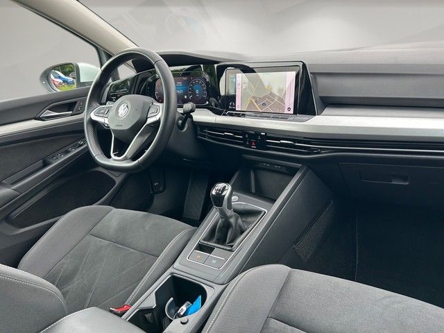 Fahrzeugabbildung Volkswagen Golf VIII Variant 1.5TSI Life LED+ACC+NAVI+PARKL