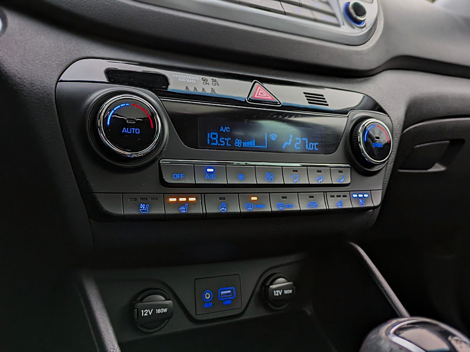 Fahrzeugabbildung Hyundai Tucson PREMIUM 4WD LEDER NAVI PANO PARKASS. LED