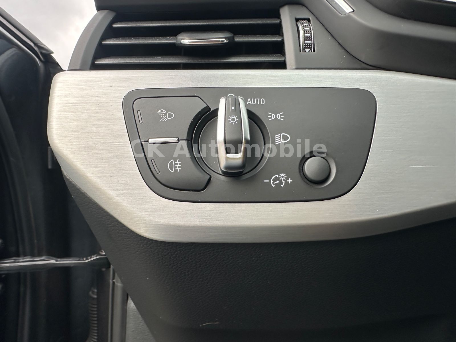 Fahrzeugabbildung Audi A4 Avant 40 TDI Quattro S-Line/Navi/LED/ACC