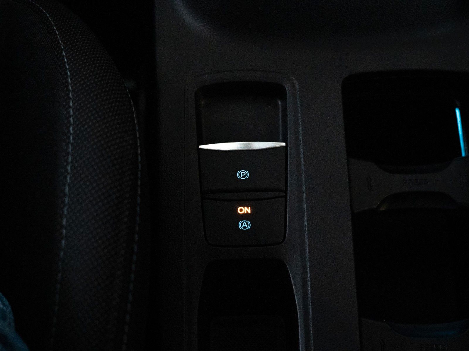 Fahrzeugabbildung Ford Focus Turnier Active/AUTOMATIK/WINTER-P/KAMERA