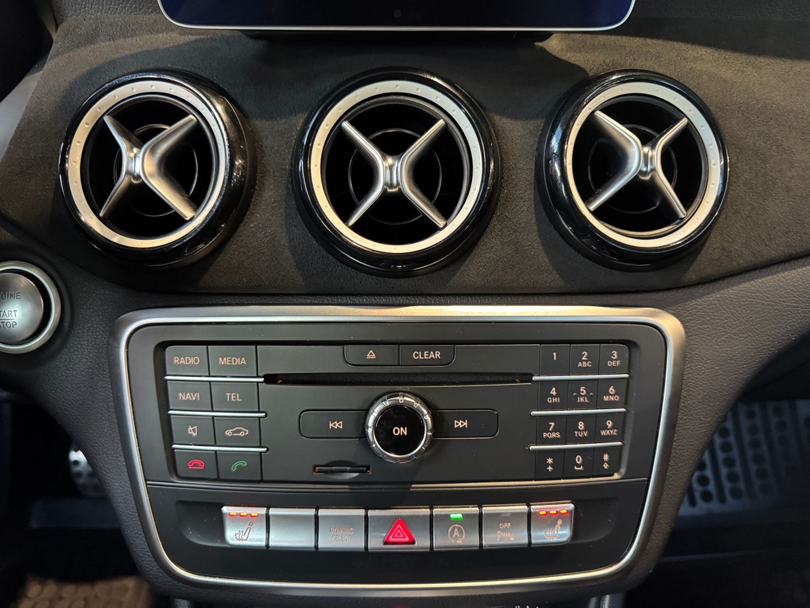 Fahrzeugabbildung Mercedes-Benz A 200 AMG Line PEAK Edition LED NAV SHZ 18"