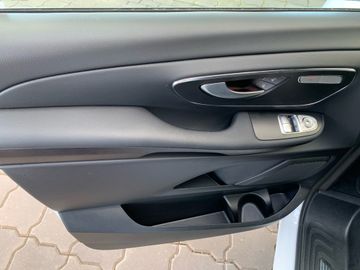 Mercedes V 220 - 5
