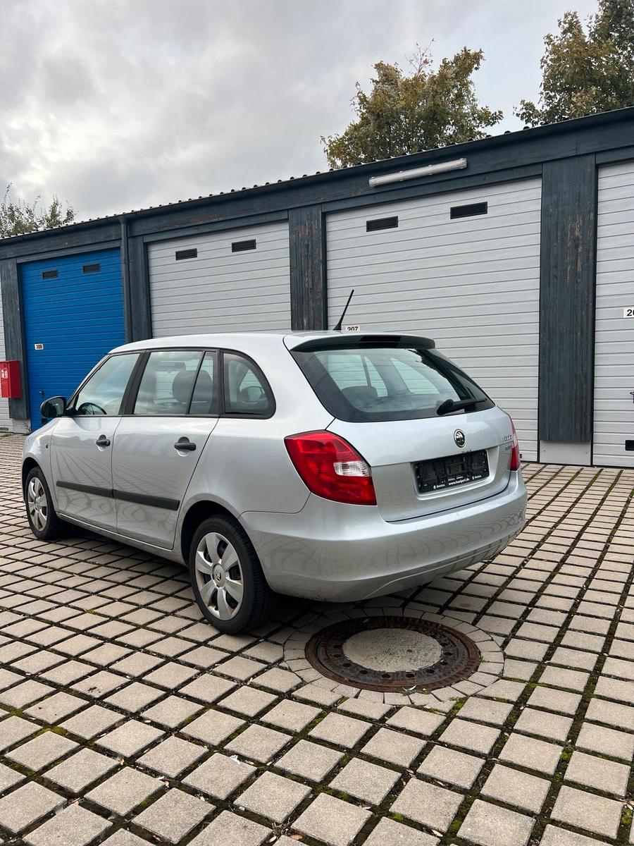 Skoda Fabia 2011 — engine 90 HP (66kW)