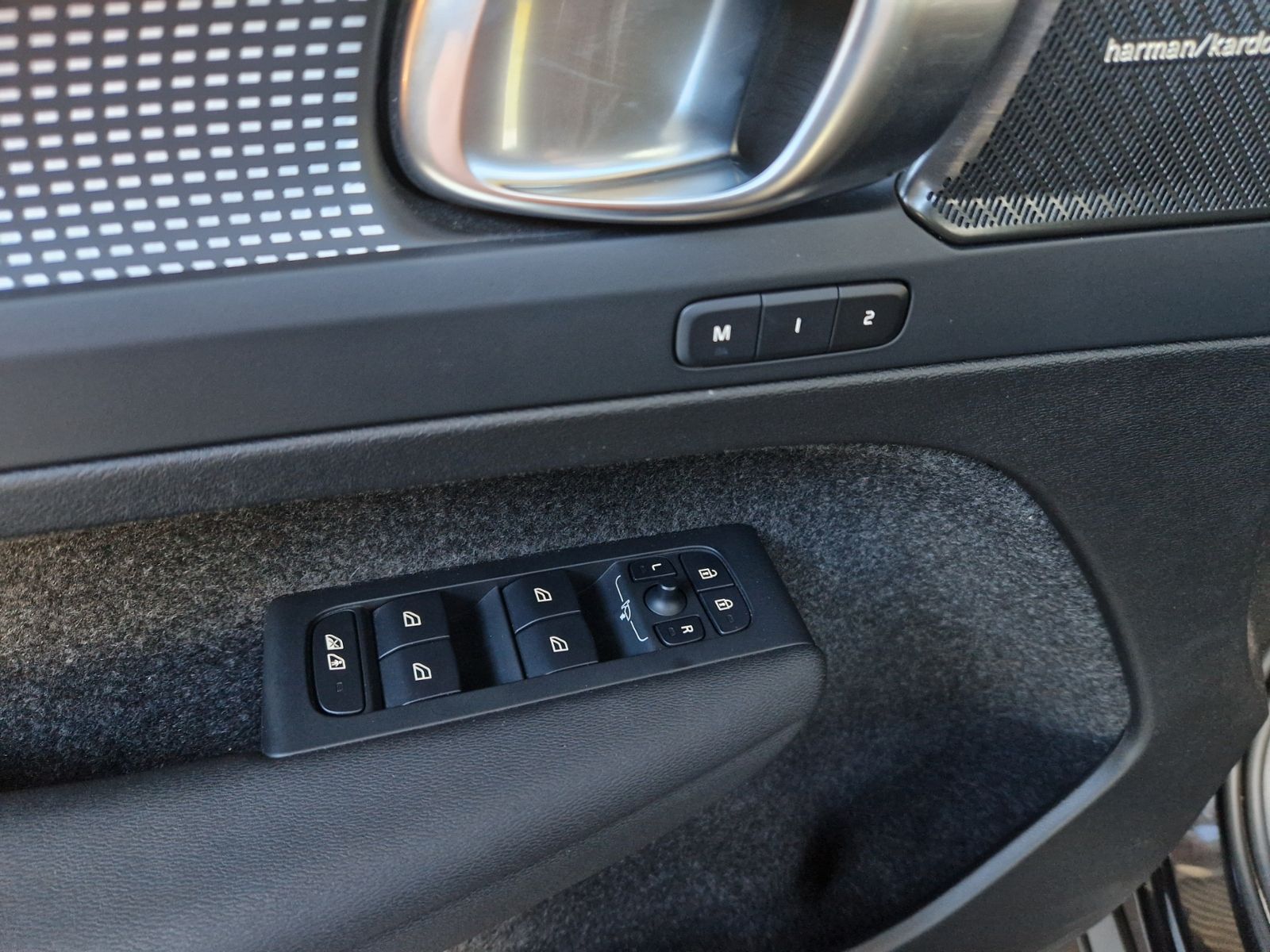 Fahrzeugabbildung Volvo XC40 Ultra Dark PANO KLIMA ALU AHK NAVI