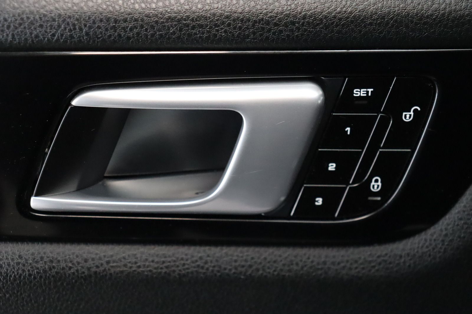 Fahrzeugabbildung Porsche Cayenne S * Pano * Standhzg. * RFK