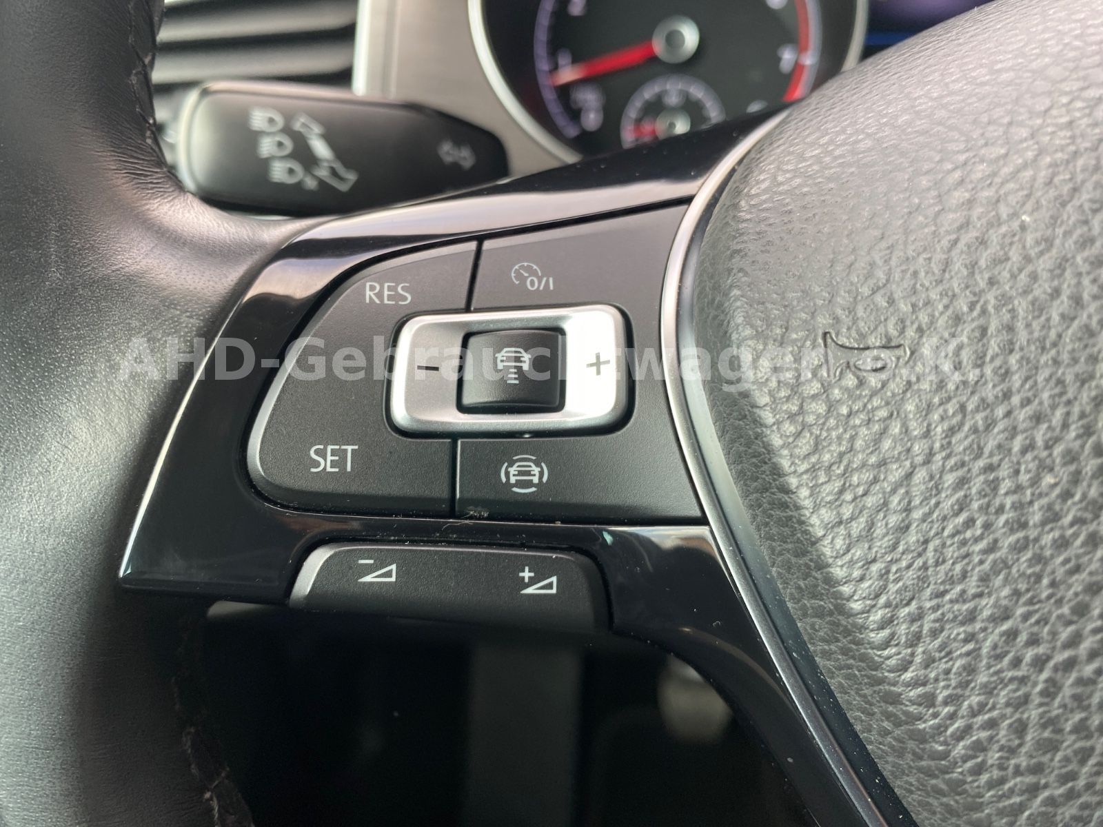 Fahrzeugabbildung Volkswagen Golf Sportsvan VII 1.5 TSI LED Navi PDC Kamera