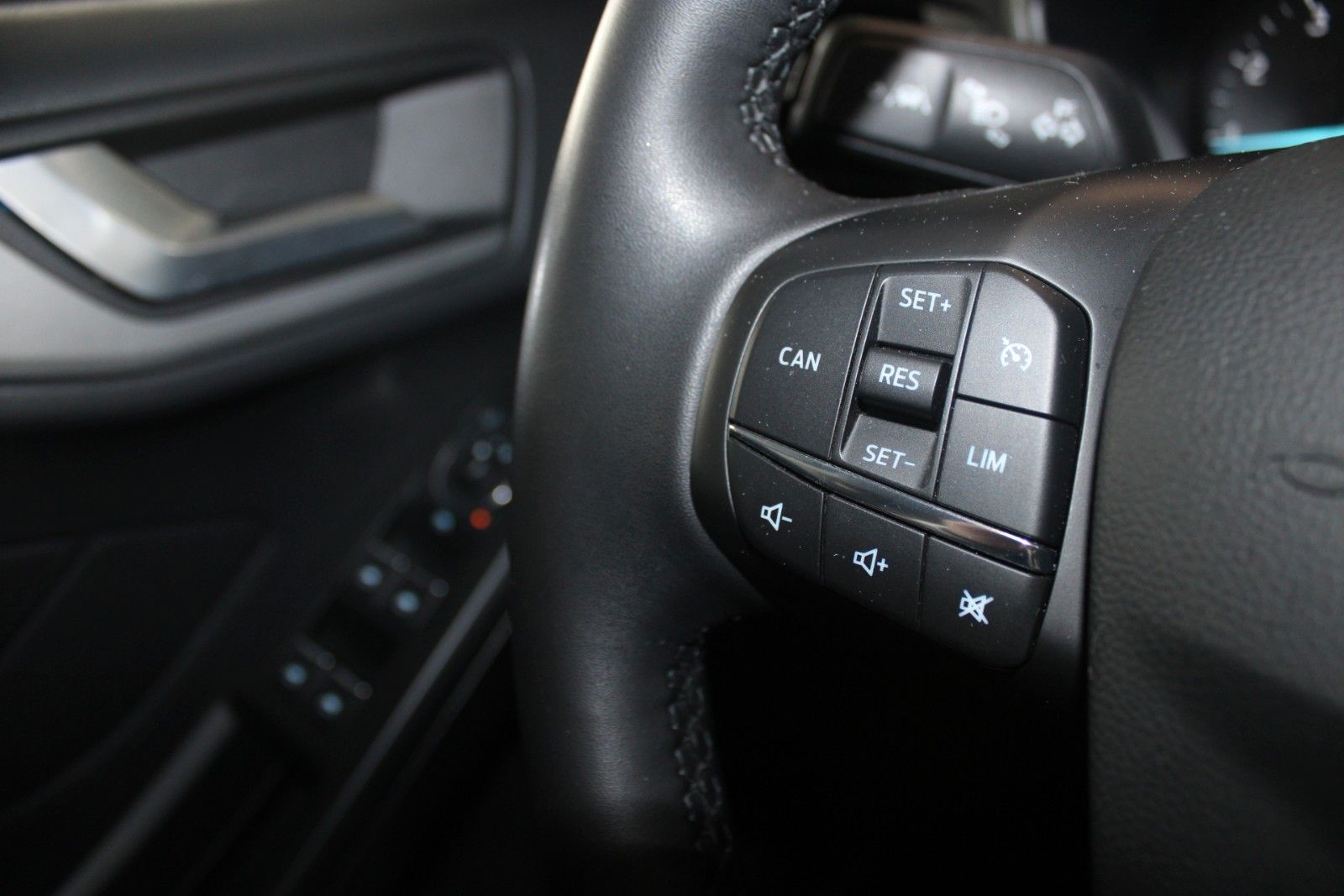 Fahrzeugabbildung Ford Focus Cool & Connect Aut. LED CAM PDC WinterPak.