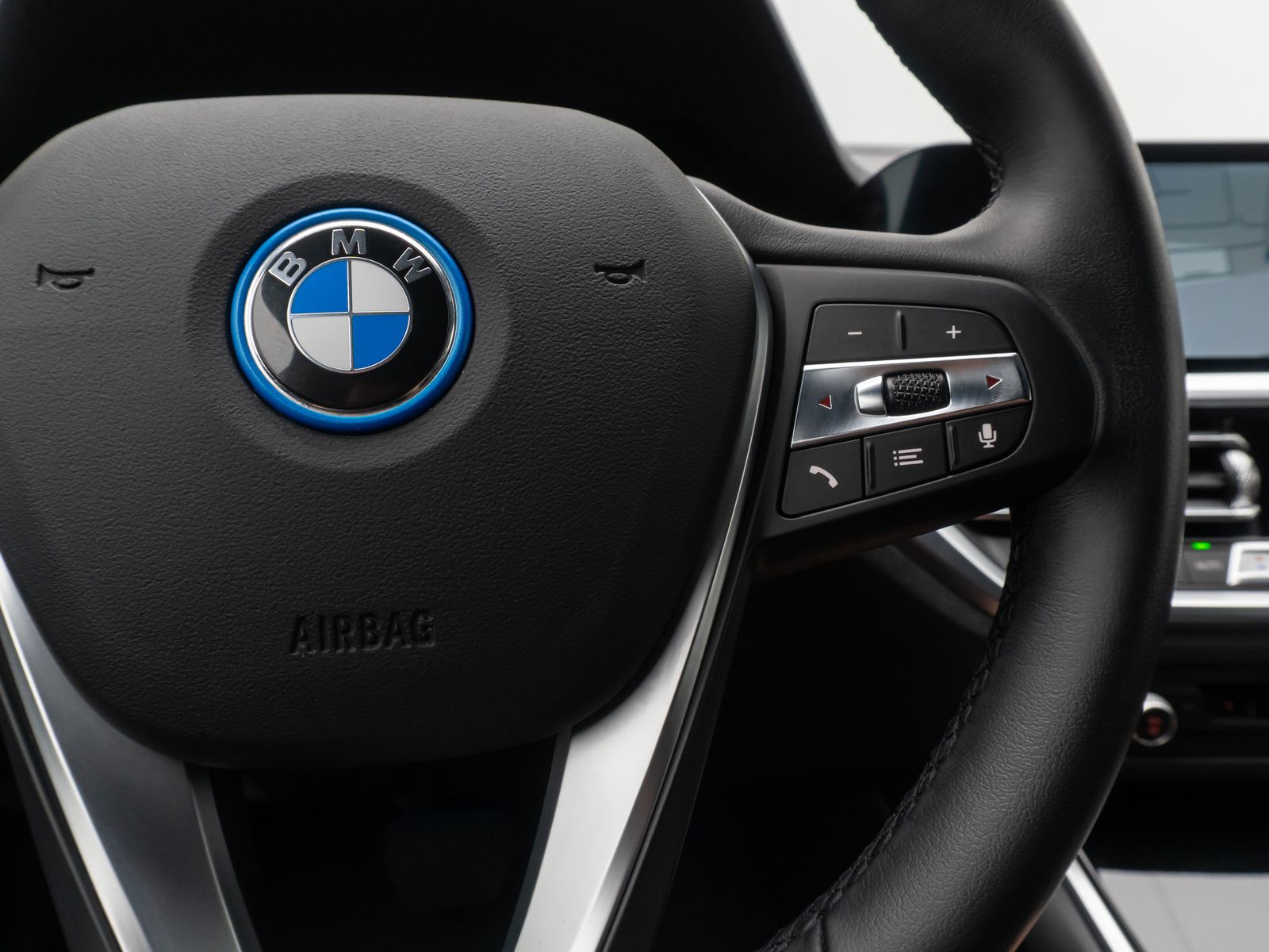 Fahrzeugabbildung BMW 320e Sport Line DAB HiFi CockPitPr Alarm PDC LED