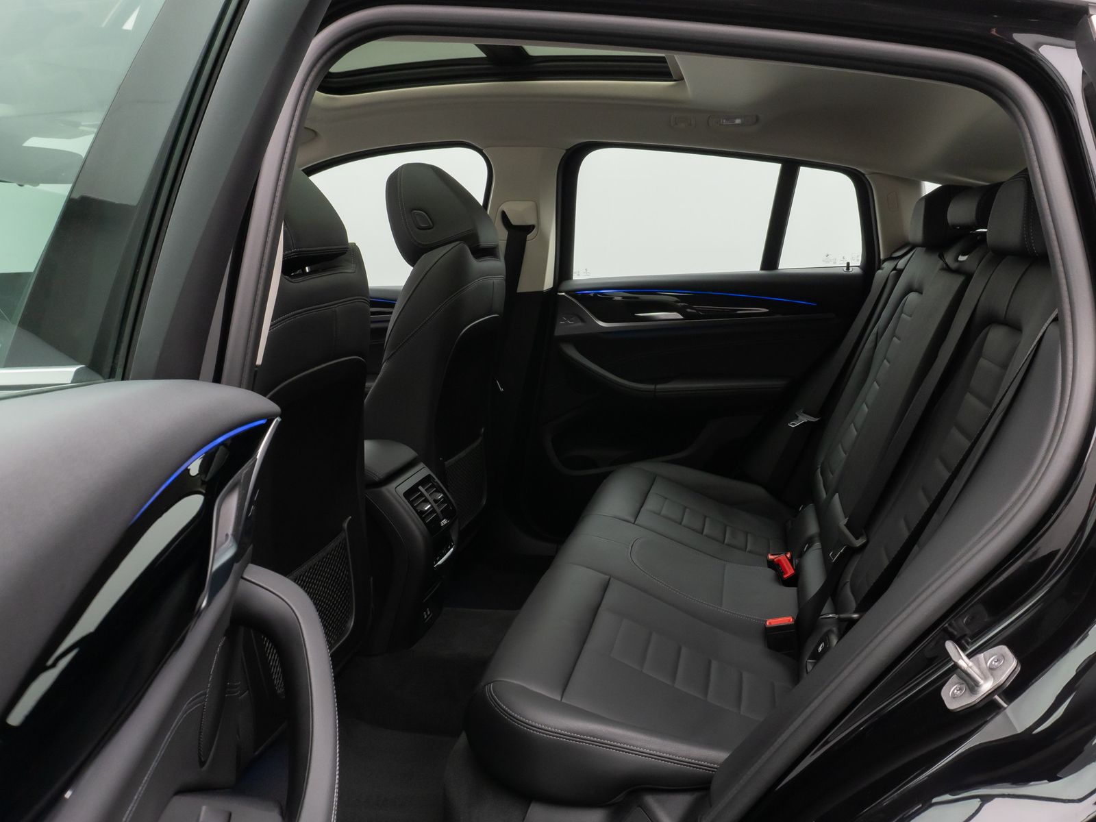 Fahrzeugabbildung BMW X4 xD30i xLine Panorama Kamera HUD DAB HiFi AHK