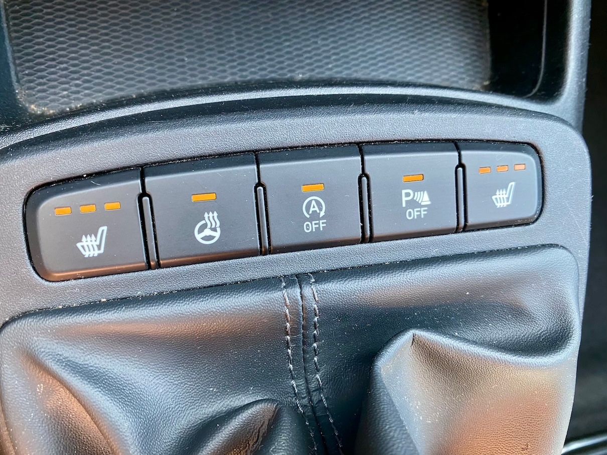Fahrzeugabbildung Hyundai i10 1.0 KLIMA SHZ LRHZ ALLWETTER PDC BLUETOOTH