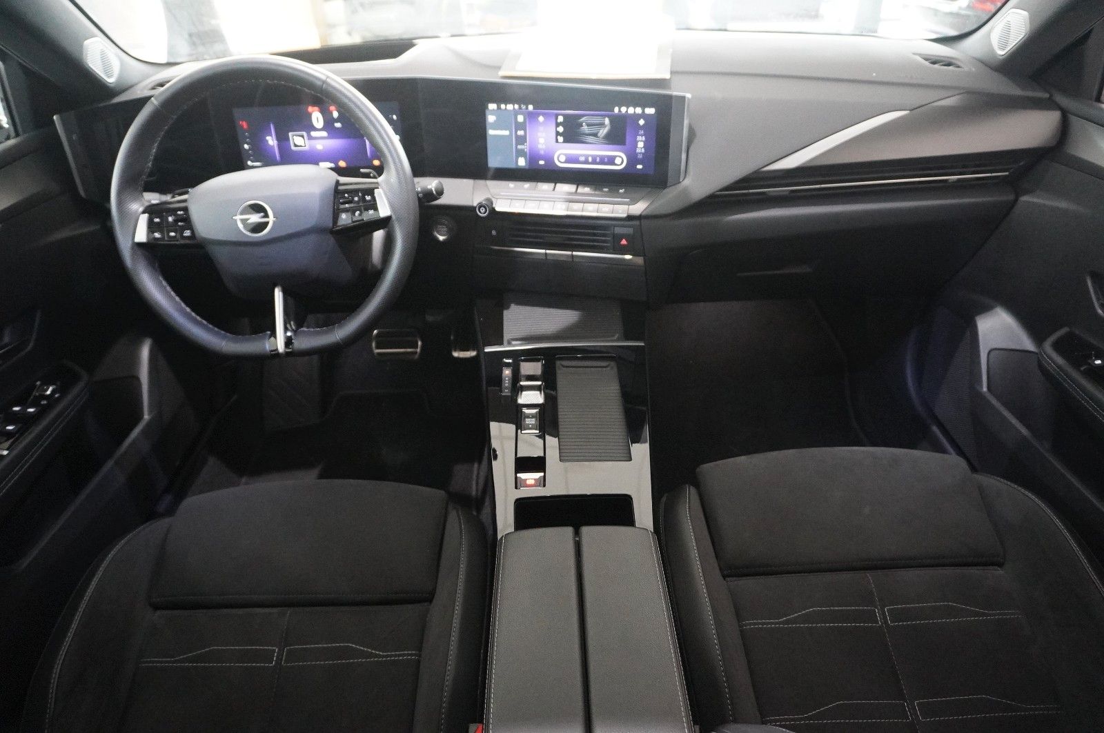 Fahrzeugabbildung Opel Astra L ST 1.2T ULTIMATE NAVI/LED/360°/PANO/DAB+