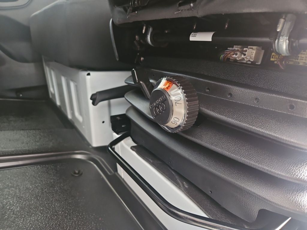 Fahrzeugabbildung Mercedes-Benz Sprinter 319 CDI Kasten L2H2 4x4 Schwingsitz LED