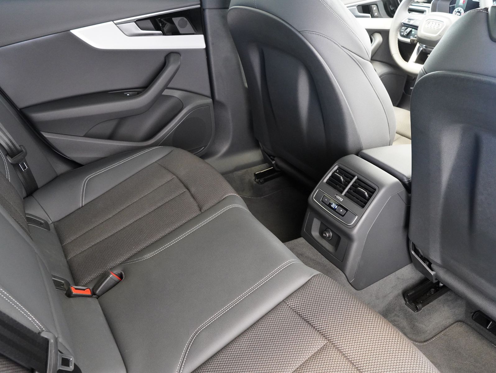 Fahrzeugabbildung Audi A4 Avant 35 TDI S line Competition Edition