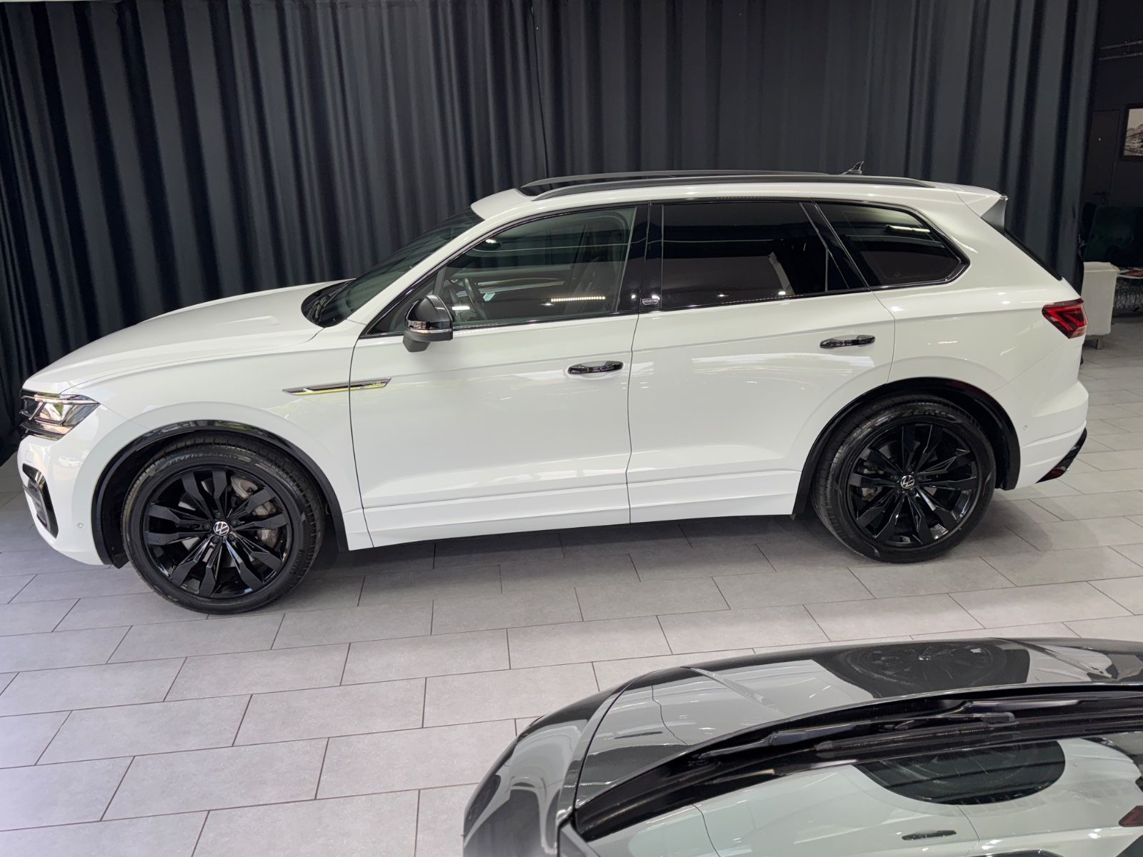 Fahrzeugabbildung Volkswagen Touareg 4.0 V8 TDI RLine|4Motion|MASSAGE|AHK|DYN