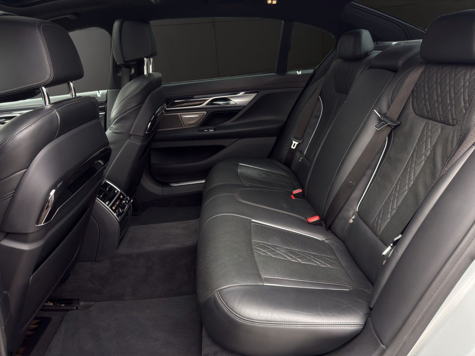 Fahrzeugabbildung BMW 750Li xDrive *M-Sport*H&K*Skylounge*HUD*Masssage