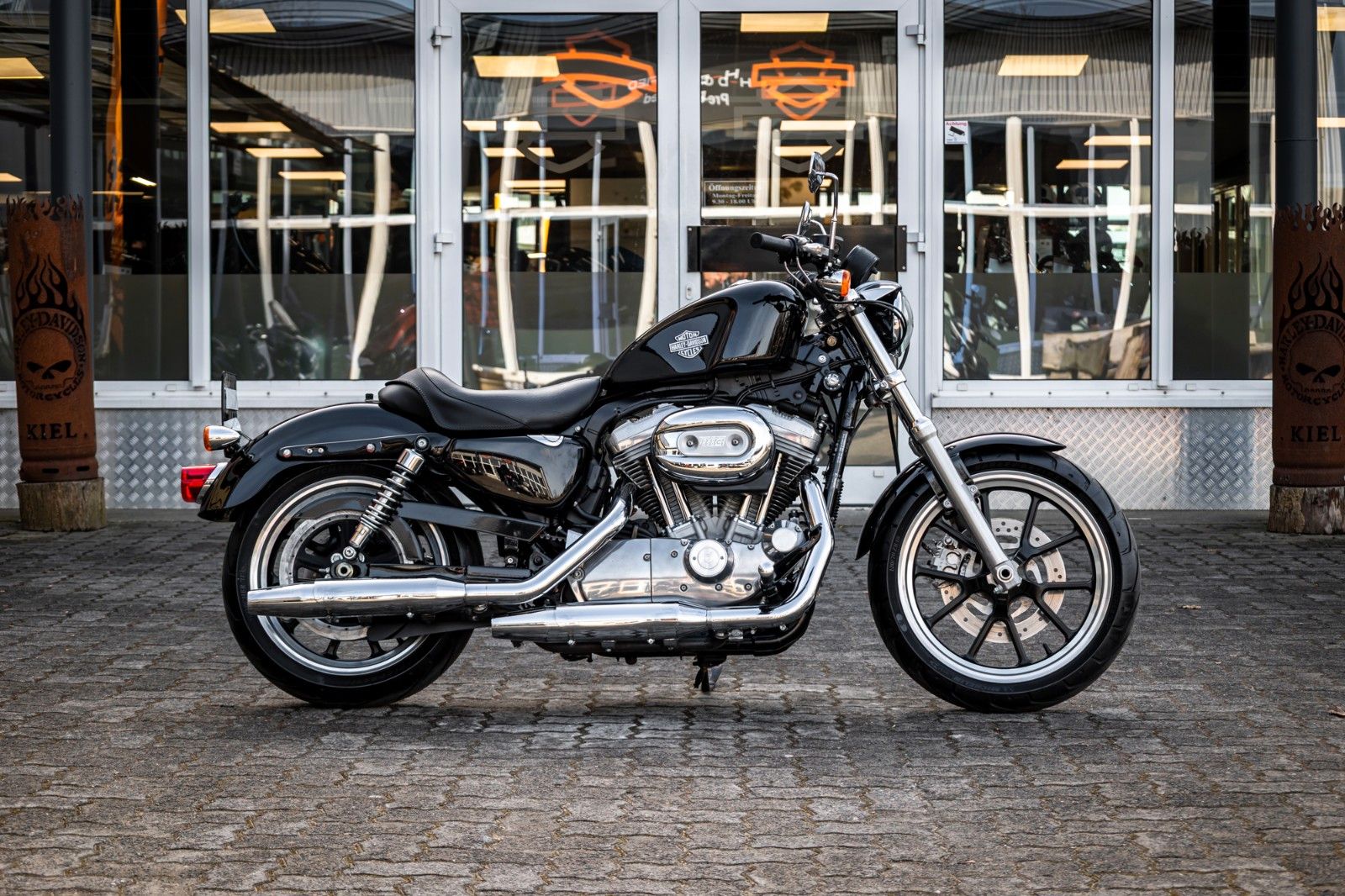 Fahrzeugabbildung Harley-Davidson XL883L SUPERLOW SPORTSTER - VIVID BLACK