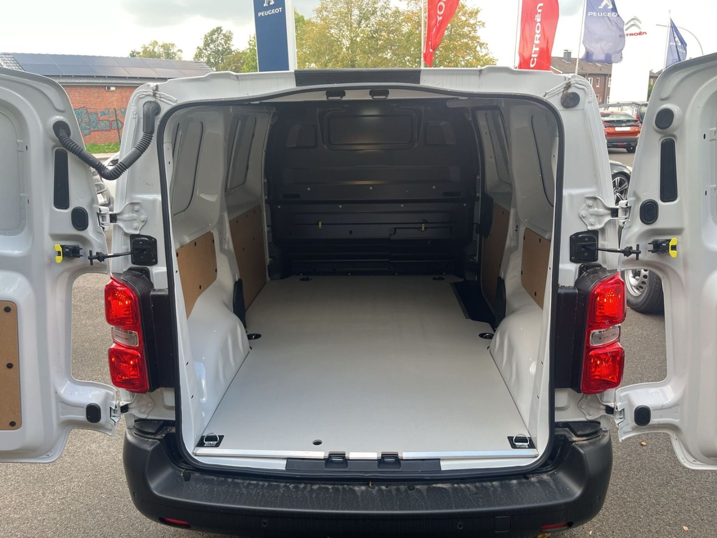 Fahrzeugabbildung Peugeot Expert KW Elektro Standard 75 kWh Navi Temp.