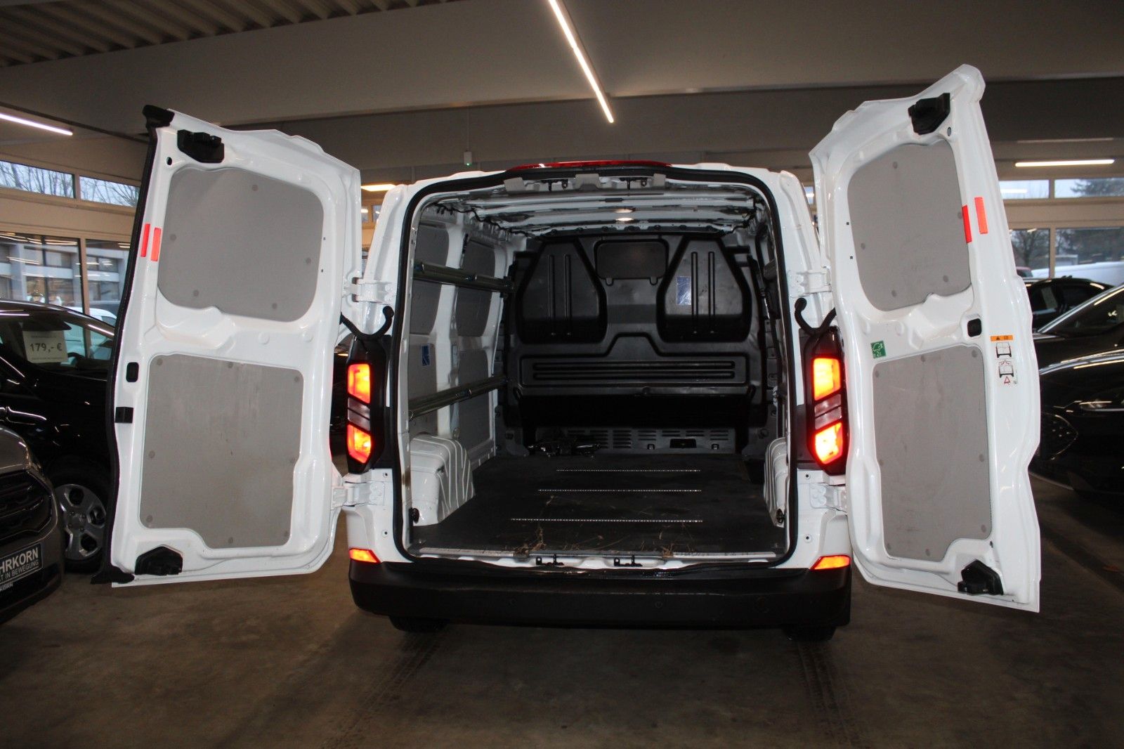 Fahrzeugabbildung Ford Transit Custom L1 TREND LED NAVI CAM ACC SHZ uvm